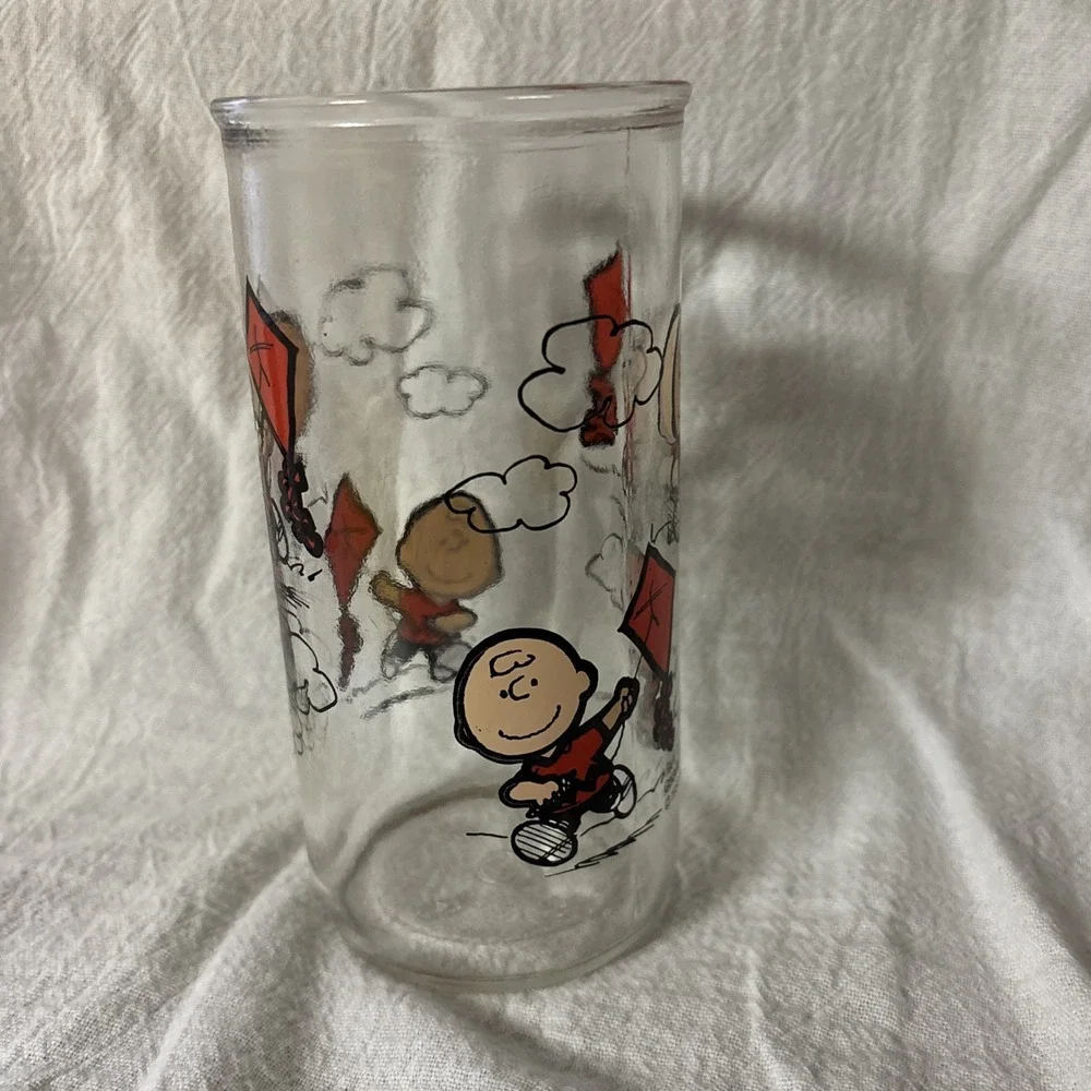 Vintage 1950 PEANUTS CHARLIE BROWN FLYING KITE GLASS ~‎ United Feature Syndicate